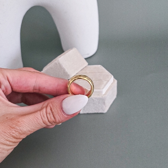 Stainless steel gold tone textured band new - Picture 4 of 6